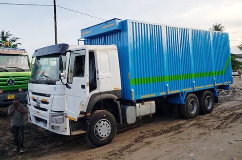 SINOTRUK HOWO 371 6X4 Chassis Loaded With Blue Cargo Box At Port For Loading